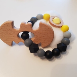 Greifling / Beißring aus Silikonperlen mit Holzfledermaus