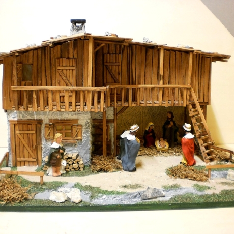 Weihnachtskrippe alpenländischer Stil mit Figuren