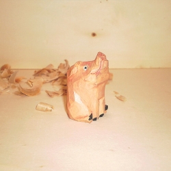 Ferkel, hand geschnitzt und bemalt Ferkel, hand geschnitzt und bemalt