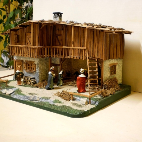 Weihnachtskrippe alpenländischer Stil mit Figuren