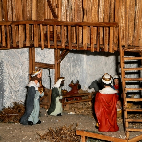 Weihnachtskrippe alpenländischer Stil mit Figuren