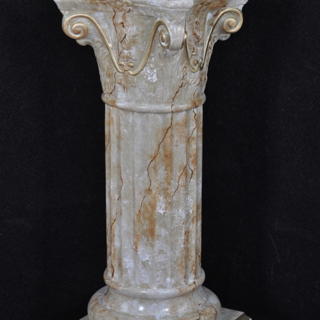 Schöne griechische Säule in Marmorfarbe. 83 cm.