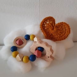 Greifling / Beißring aus Silikonperlen mit Holzelement