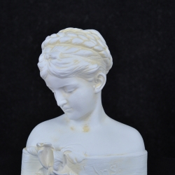 Büste einer Frau mit einer Iris. Schöne Dekoration. 28 cm.