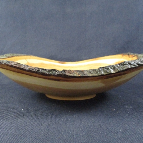 Handgedrechselte Schale / Holzschale aus Kirschholz mit Naturrand