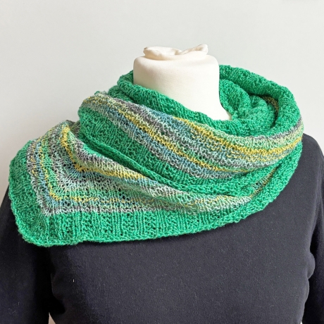 Grünes Dreiecktuch in flachen Rippen handgestrickt ca 45 x 170 cm