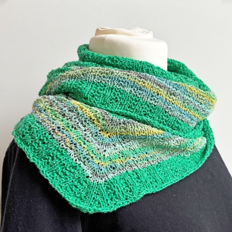 Grünes Dreiecktuch in flachen Rippen handgestrickt ca 45 x 170 cm