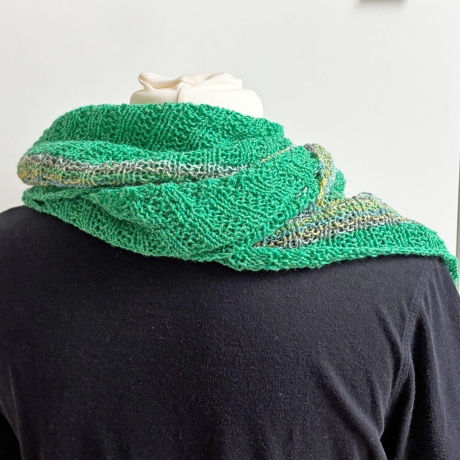 Grünes Dreiecktuch in flachen Rippen handgestrickt ca 45 x 170 cm