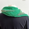 Grünes Dreiecktuch in flachen Rippen handgestrickt ca 45 x 170 cm