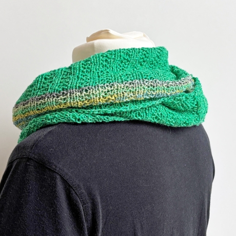 Grünes Dreiecktuch in flachen Rippen handgestrickt ca 45 x 170 cm