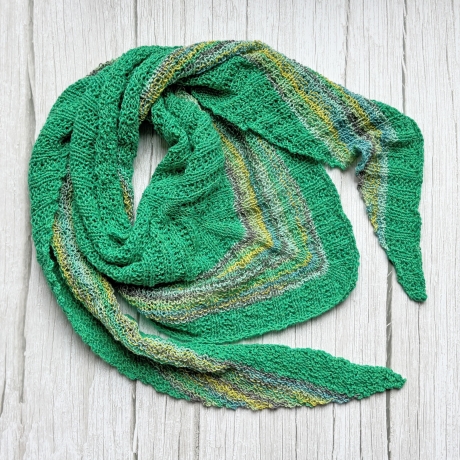 Grünes Dreiecktuch in flachen Rippen handgestrickt ca 45 x 170 cm