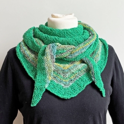 Grünes Dreiecktuch in flachen Rippen handgestrickt ca 45 x 170 cm