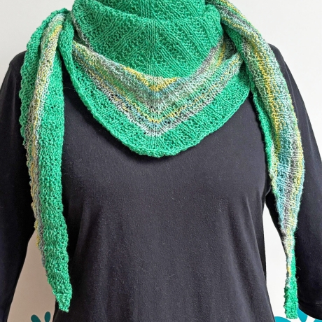 Grünes Dreiecktuch in flachen Rippen handgestrickt ca 45 x 170 cm