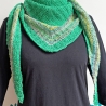 Grünes Dreiecktuch in flachen Rippen handgestrickt ca 45 x 170 cm