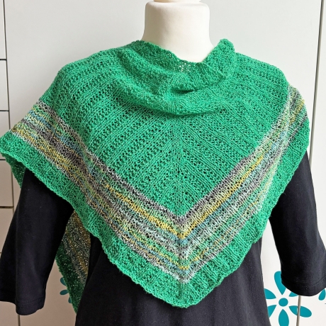Grünes Dreiecktuch in flachen Rippen handgestrickt ca 45 x 170 cm
