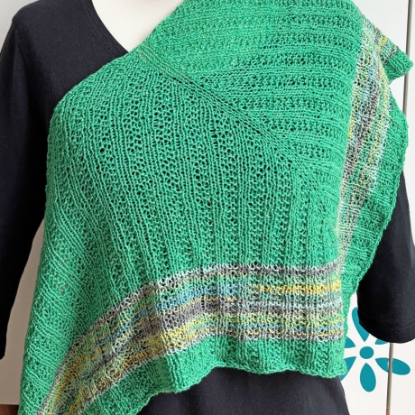 Grünes Dreiecktuch in flachen Rippen handgestrickt ca 45 x 170 cm