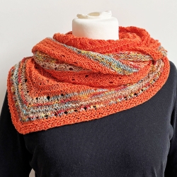 Dreiecktuch Orange in Lochmuster handgestrickt ca 45 x 200 cm