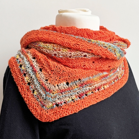 Dreiecktuch Orange in Lochmuster handgestrickt ca 45 x 200 cm