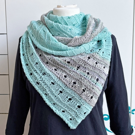 Dreiecktuch Mintgrün in Lochmuster handgestrickt ca 80 x 200 cm