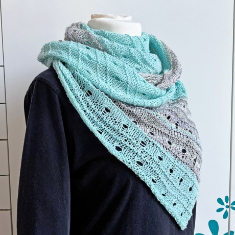 Dreiecktuch Mintgrün in Lochmuster handgestrickt ca 80 x 200 cm