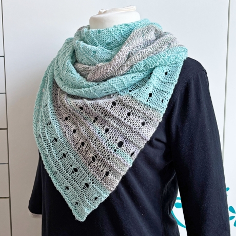 Dreiecktuch Mintgrün in Lochmuster handgestrickt ca 80 x 200 cm