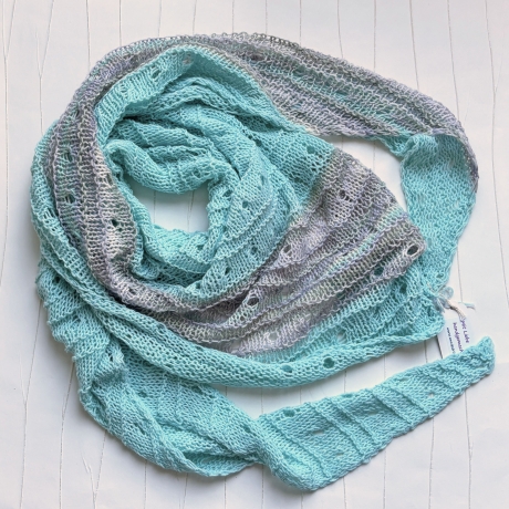 Dreiecktuch Mintgrün in Lochmuster handgestrickt ca 80 x 200 cm