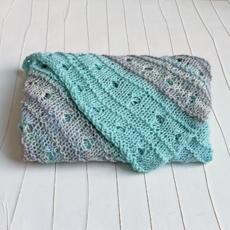 Dreiecktuch Mintgrün in Lochmuster handgestrickt ca 80 x 200 cm