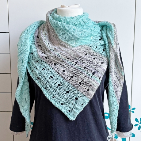 Dreiecktuch Mintgrün in Lochmuster handgestrickt ca 80 x 200 cm