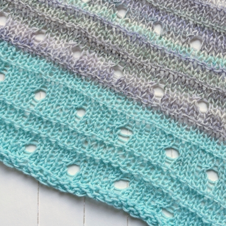 Dreiecktuch Mintgrün in Lochmuster handgestrickt ca 80 x 200 cm