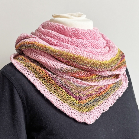 Rosa Dreiecktuch in flachen Rippen handgestrickt ca 80 x 200 cm
