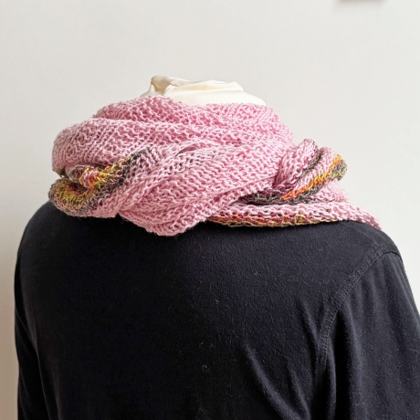 Rosa Dreiecktuch in flachen Rippen handgestrickt ca 80 x 200 cm