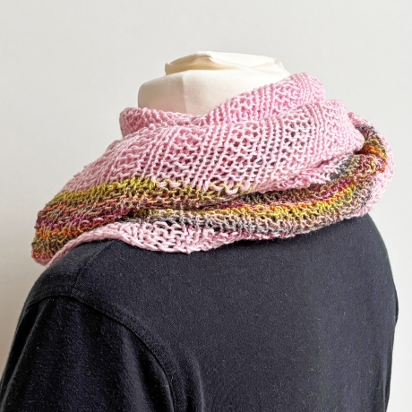 Rosa Dreiecktuch in flachen Rippen handgestrickt ca 80 x 200 cm