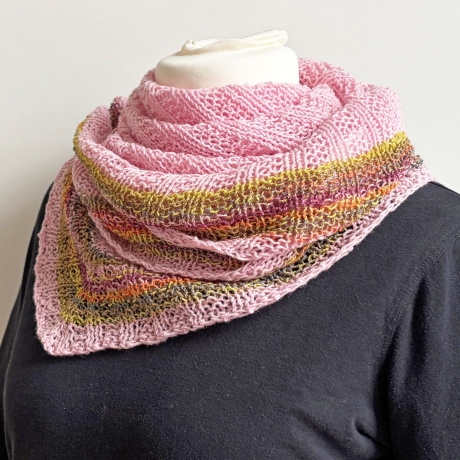 Rosa Dreiecktuch in flachen Rippen handgestrickt ca 80 x 200 cm