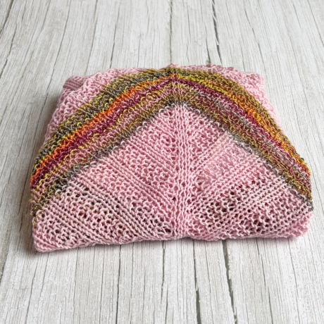 Rosa Dreiecktuch in flachen Rippen handgestrickt ca 80 x 200 cm