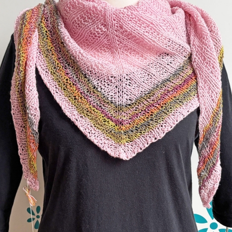 Rosa Dreiecktuch in flachen Rippen handgestrickt ca 80 x 200 cm
