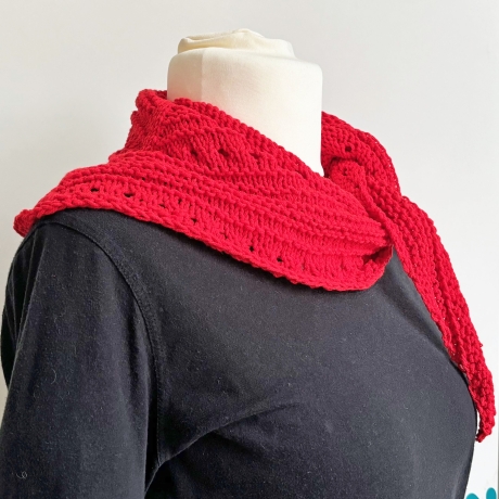 Rotes Minituch Bumerangform handgestrickt Maße ca 30 x 115 cm