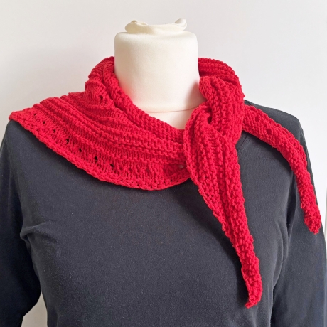 Rotes Minituch Bumerangform handgestrickt Maße ca 30 x 115 cm