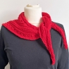 Rotes Minituch Bumerangform handgestrickt Maße ca 30 x 115 cm