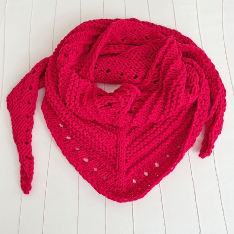 Rotes Minituch Bumerangform handgestrickt Maße ca 30 x 115 cm