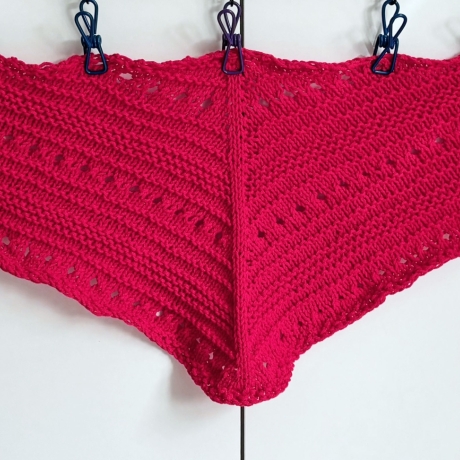 Rotes Minituch Bumerangform handgestrickt Maße ca 30 x 115 cm