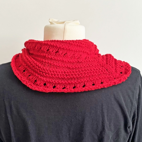 Rotes Minituch Bumerangform handgestrickt Maße ca 30 x 115 cm