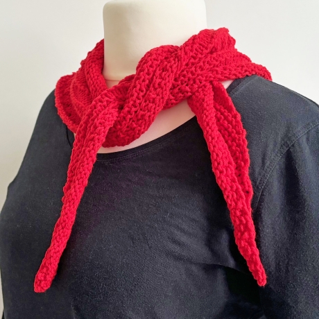 Rotes Minituch Bumerangform handgestrickt Maße ca 30 x 115 cm