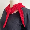 Rotes Minituch Bumerangform handgestrickt Maße ca 30 x 115 cm