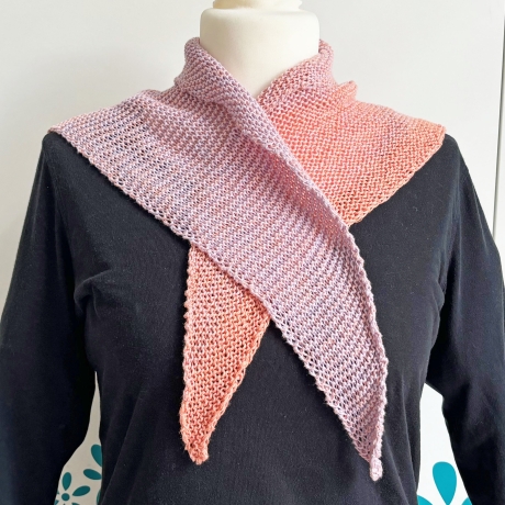 Kleines Stricktuch Flieder Apricot handgestrickt ca 40 x 115 cm