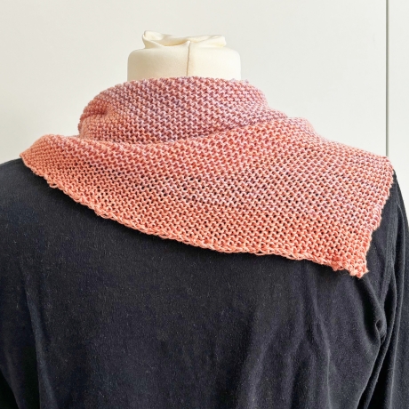 Kleines Stricktuch Flieder Apricot handgestrickt ca 40 x 115 cm