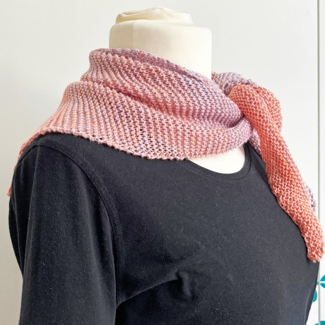 Kleines Stricktuch Flieder Apricot handgestrickt ca 40 x 115 cm