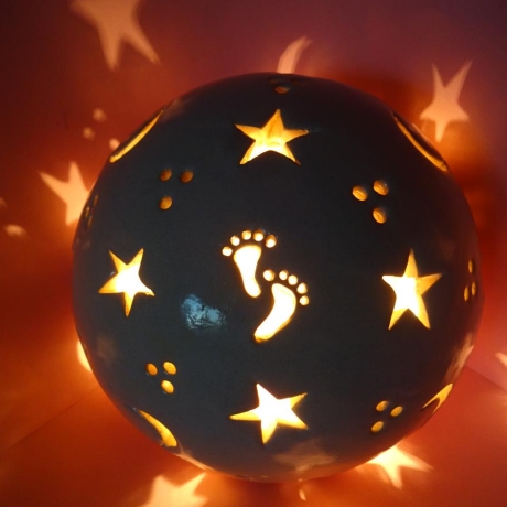 Geburtslampe mit Babyfüßchen  Andenken Sternenkind Namenslampe