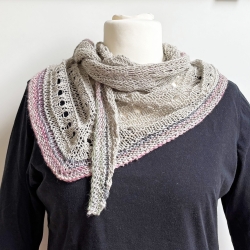 Dreiecktuch mit Seide Farbe Sand handgestrickt ca 37 x 190 cm