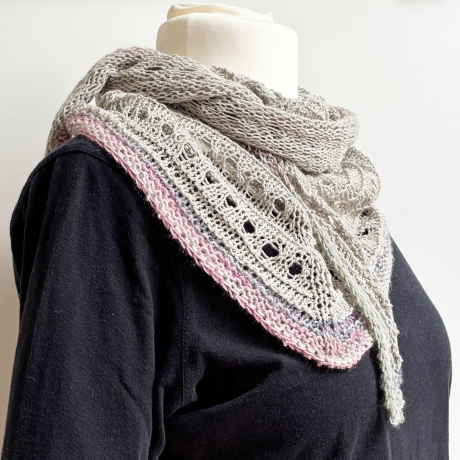 Dreiecktuch mit Seide Farbe Sand handgestrickt ca 37 x 190 cm