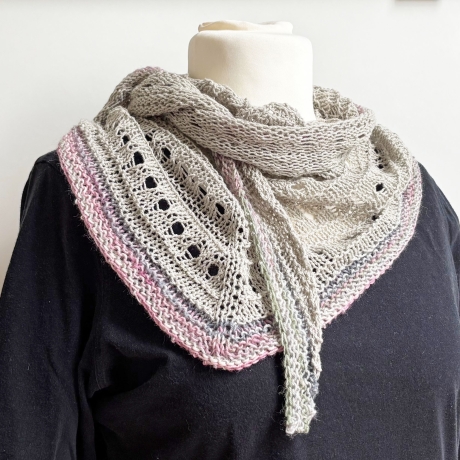 Dreiecktuch mit Seide Farbe Sand handgestrickt ca 37 x 190 cm